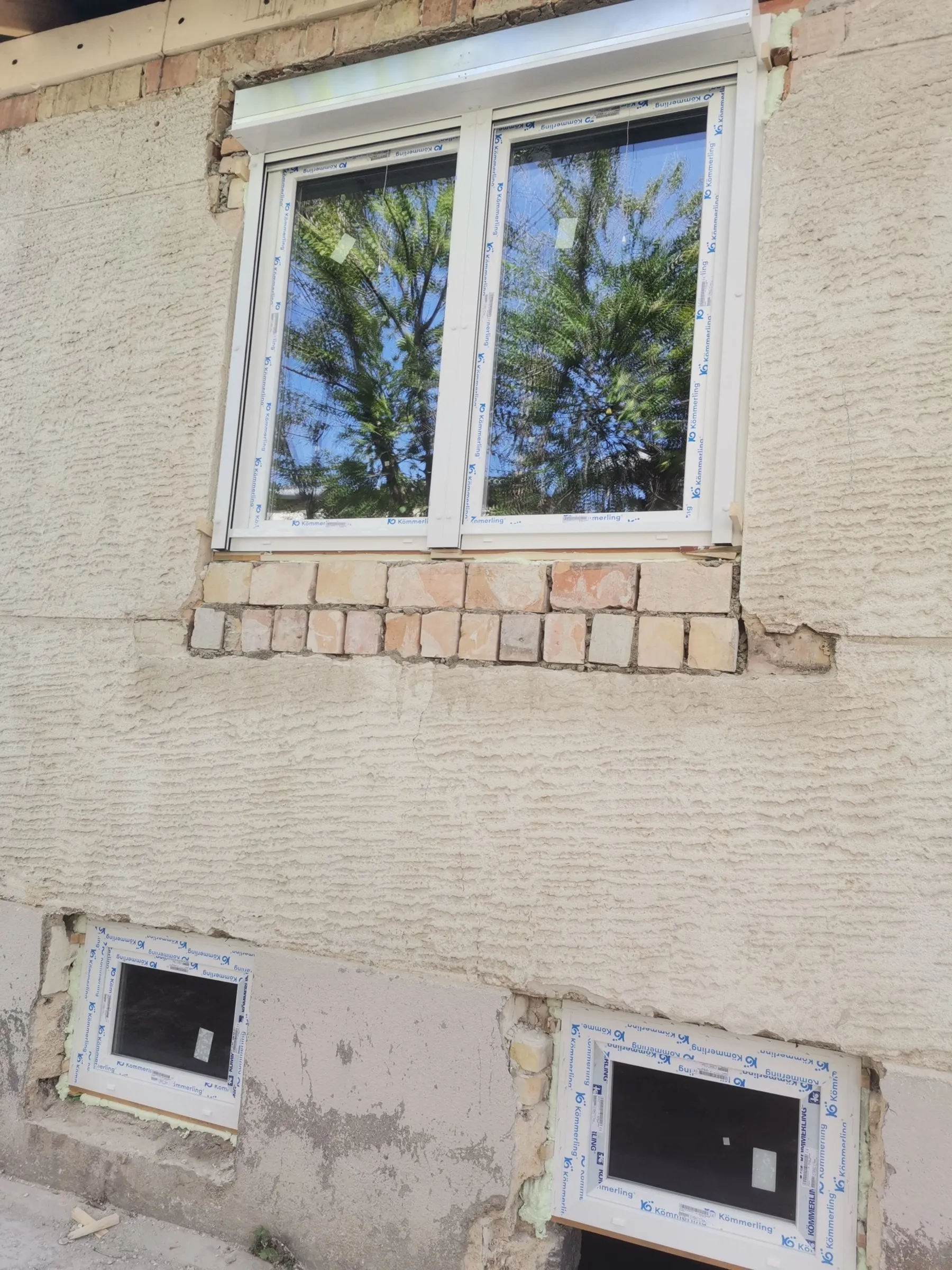 Műanyag ablakok redőnnyel egy felújított házon, Budapest