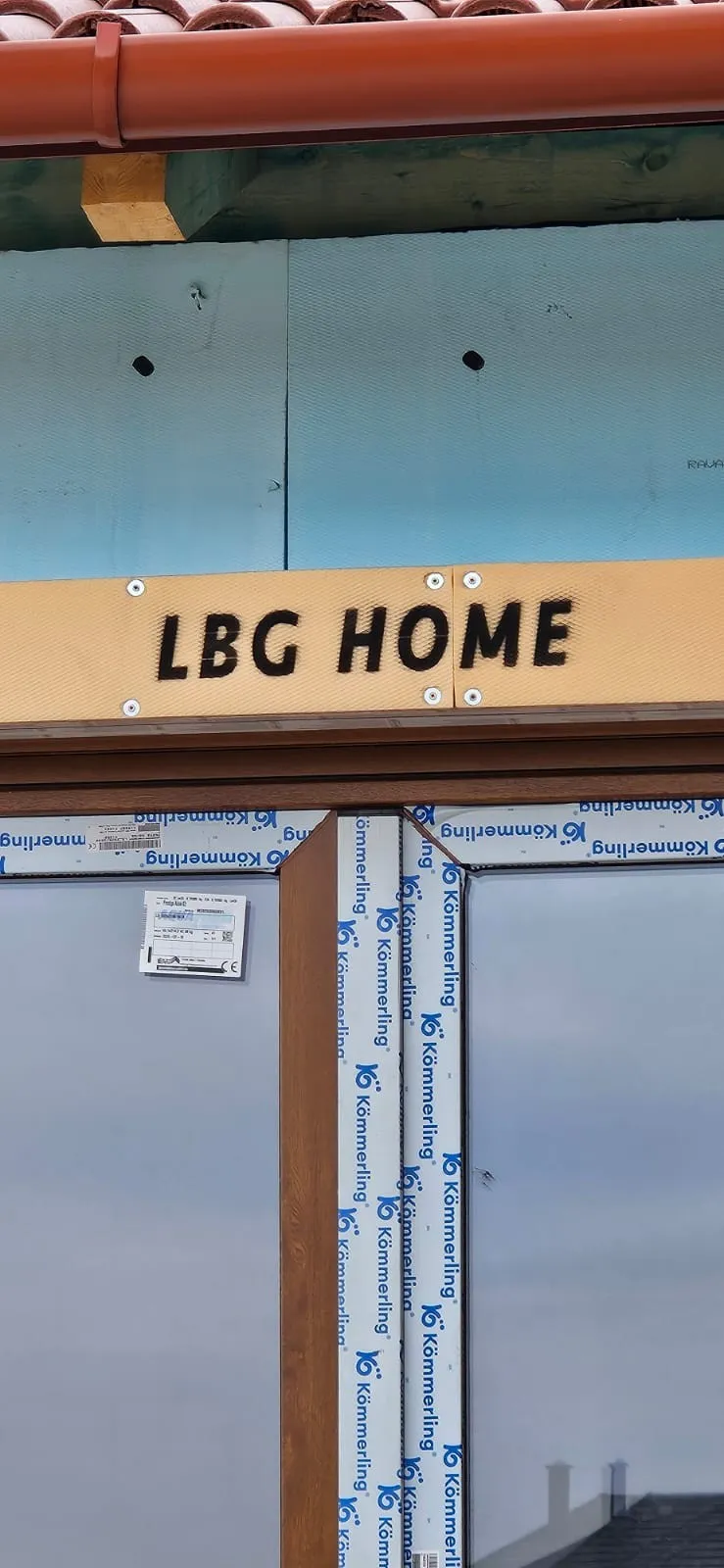 Frissen beépített műanyag erkélyajtó LBG Home matricás védőfóliával