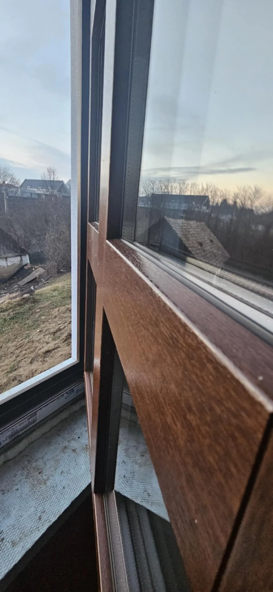Dió színű műanyag ablak közelről, beépítés után, Győr