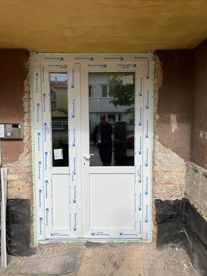 Utána: Elhasznált fém ajtó helyett új, kétszárnyú, fehér bejárati ajtó.