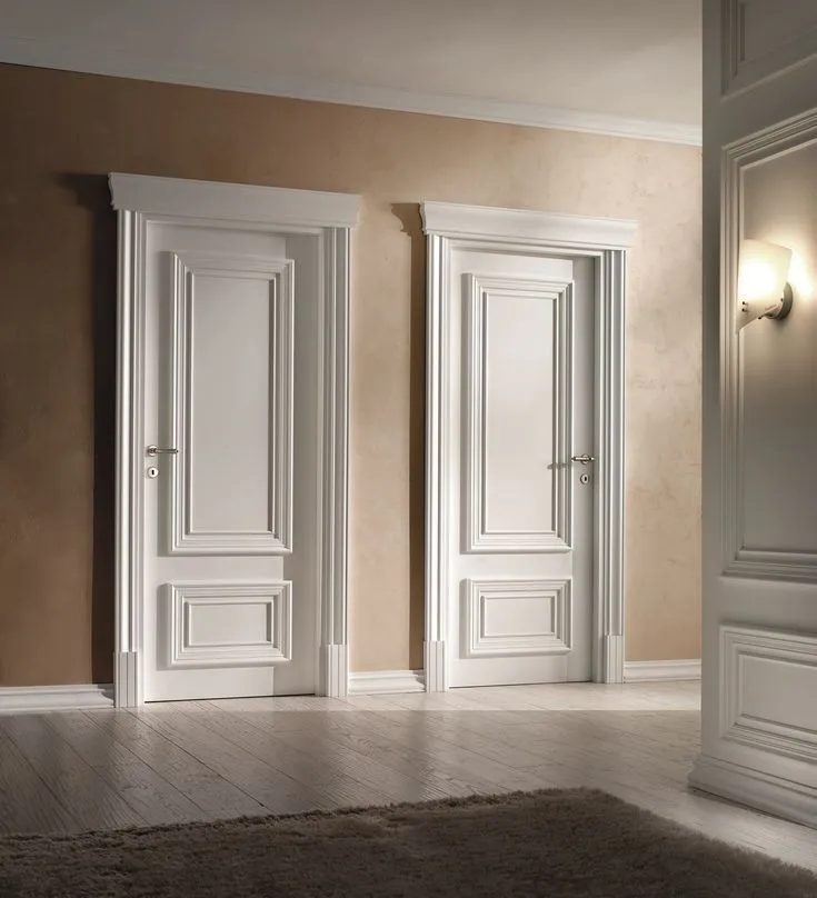 Klasszikus, fehérre festett kazettás beltéri ajtók elegáns enteriőrben