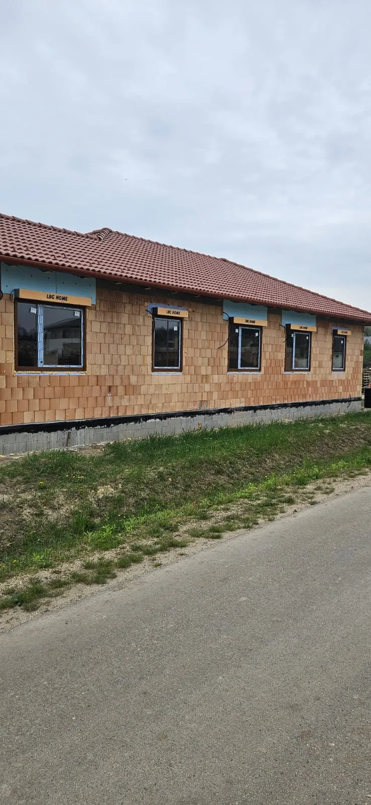Kömmerling 88MD műanyag nyílászárók egy földszintes új házon