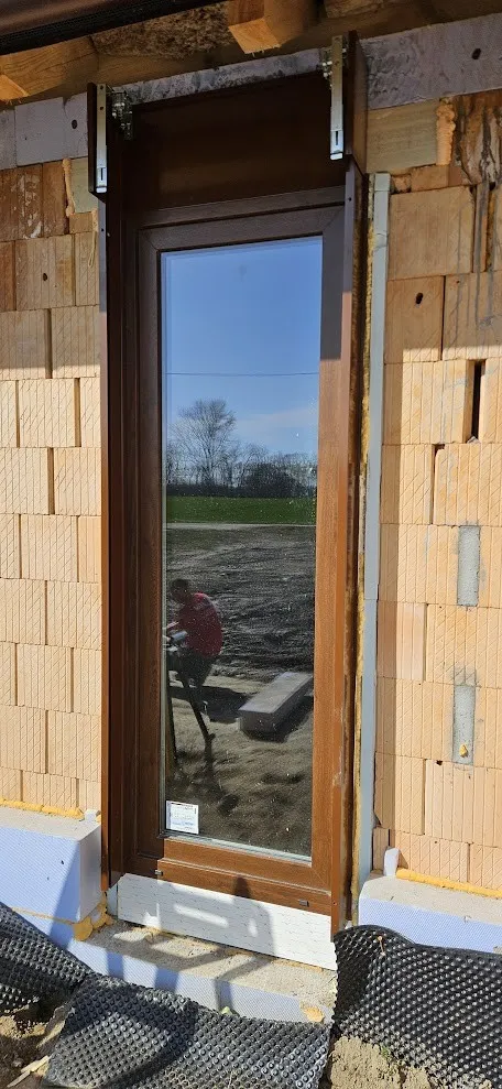 Dió színű magas ablak zsalúziával, Kunsziget