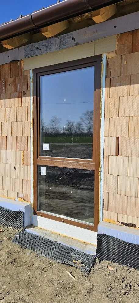 Dió színű műanyag ablak beépítés közben