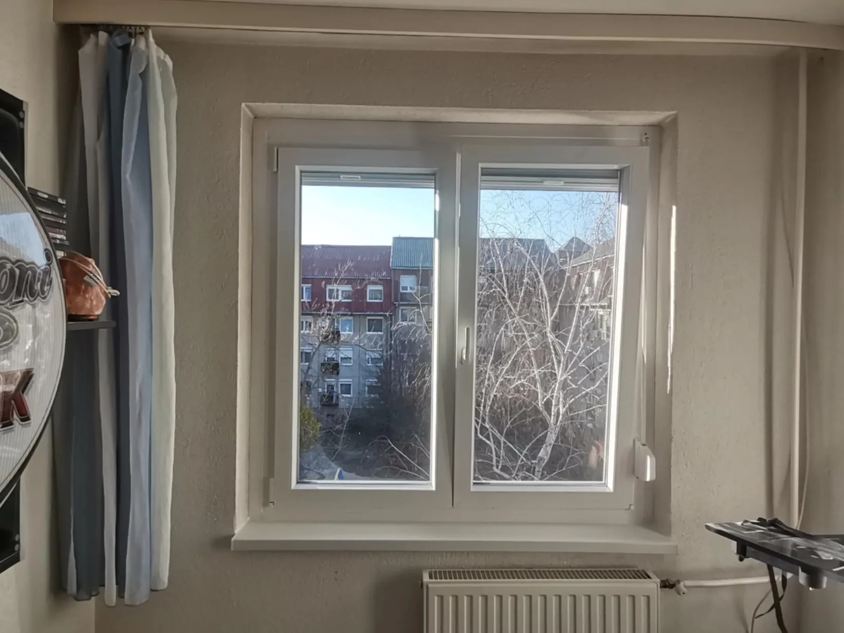 Új műanyag ablak a szobában, Oroszlány