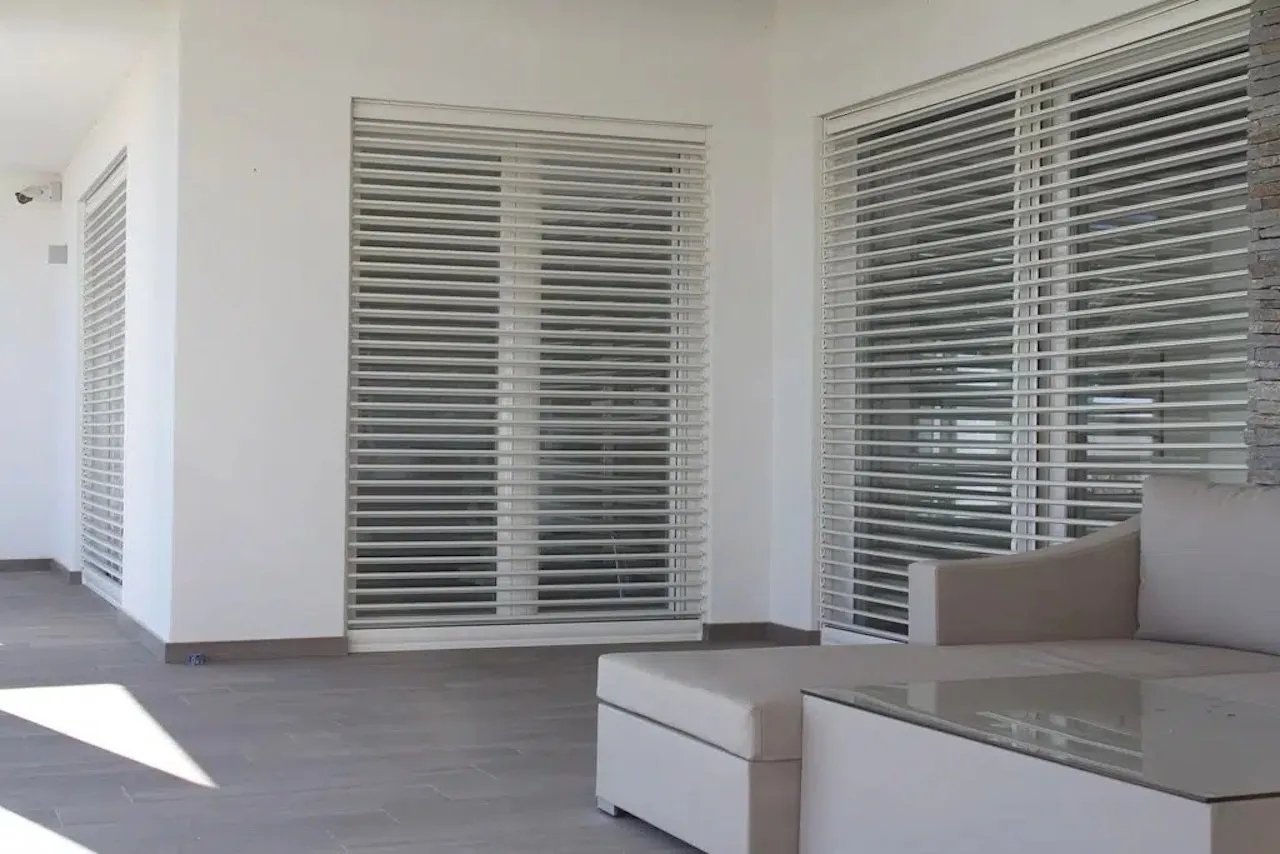 Fehér külső árnyékolók egy modern ház teraszán